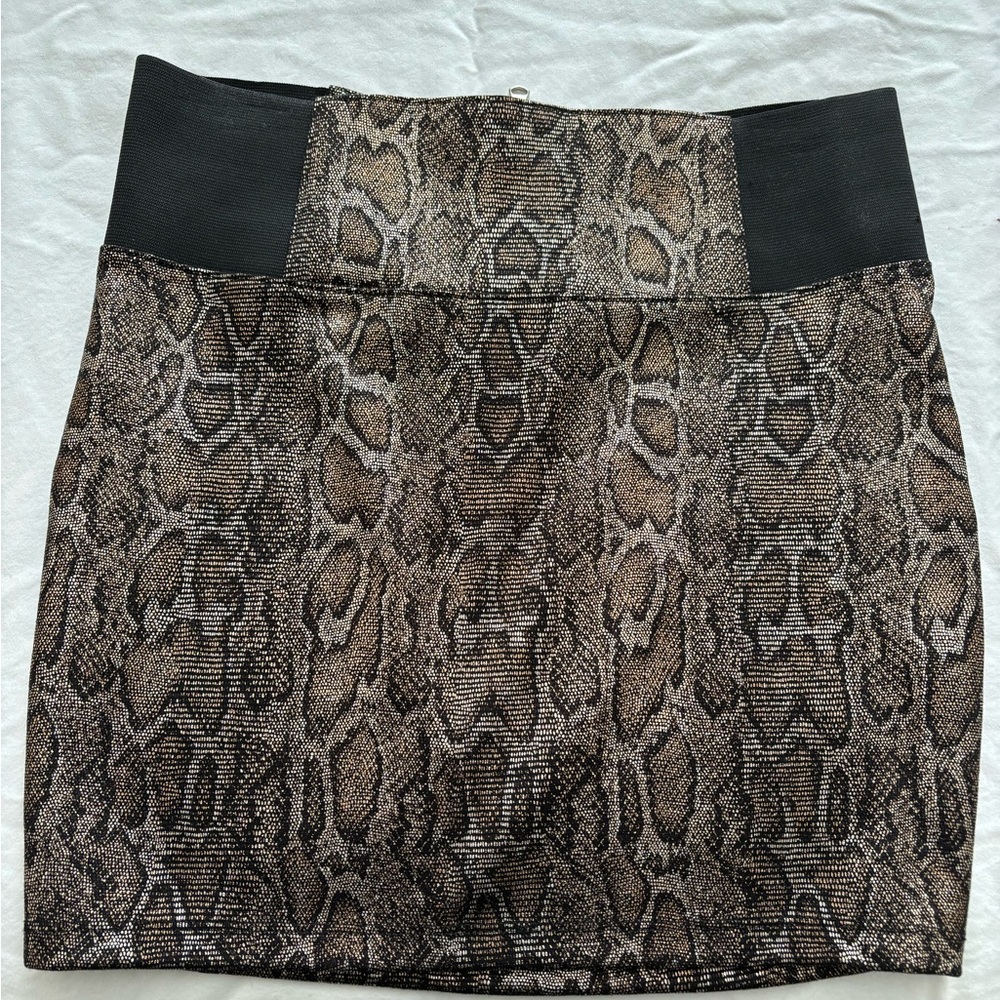 Leopard metallic short skirt.